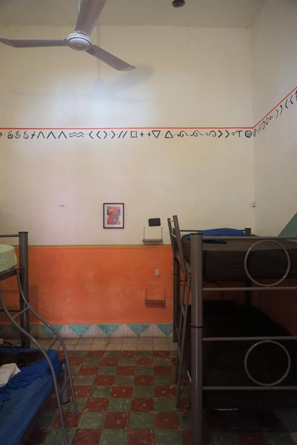 Cama en habitación compartida mixta con baño y 4 camas